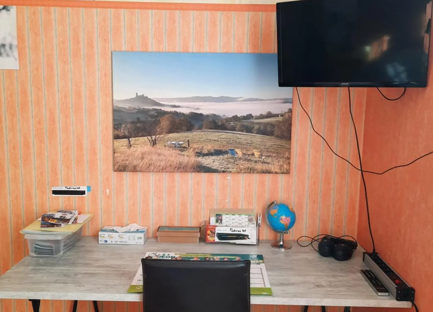 Les Coteaux De Planeze, Ideal Deplacement Pro, Chambres Individuelles Lit 160 Television Saint-Laurent-les-Tours 0*,  France
